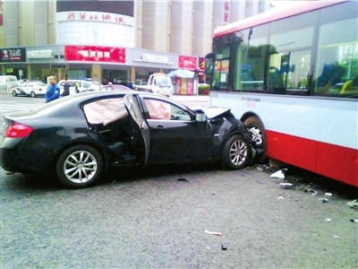 北京长安街英菲尼迪致2人死车祸案开庭