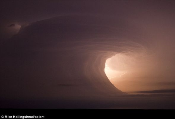 这张以闪电为背景的超级单体风暴图是由专业“暴风猎人”迈克-霍林谢德拍摄的