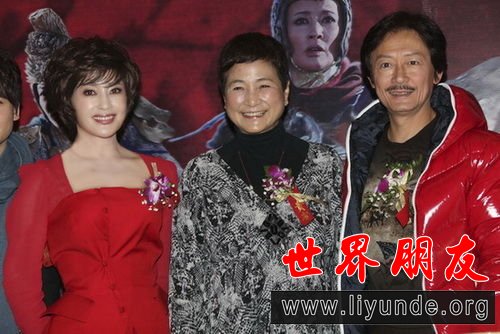 刘晓庆、郑佩佩与导演陈勋奇。