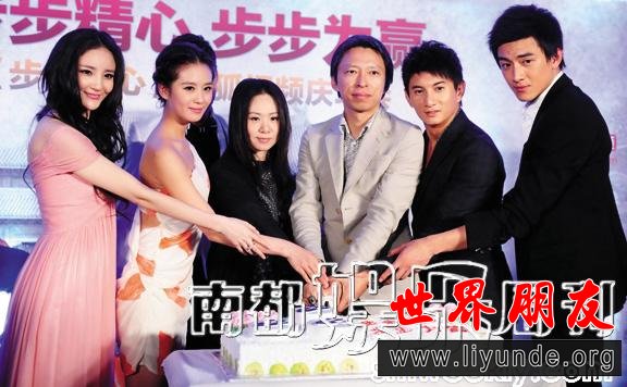 蔡艺侬用本人公司制造剧《步步惊心》捧红了自家艺人刘诗诗和林更新。（从左到右）刘雨欣、刘诗诗、蔡艺侬、张向阳、吴奇隆、林更新。