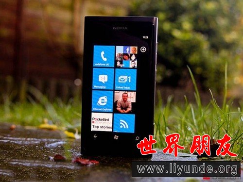 诺基亚Lumia 800正面图片