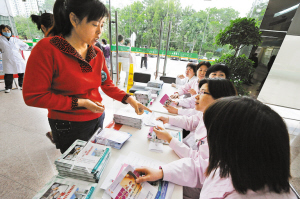 市妇幼保健院女医生在街头开展宣传和义诊活动。（资料照片）