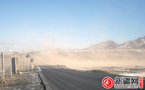 1月3日13时03分，红雁池南路，微风将山上的冰雪刮到公路上。