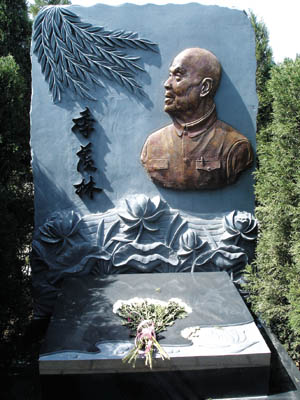 季羡林教师的墓碑已经在万安公墓立起，墓前放着一束鲜花。晨报记者 李聿/摄