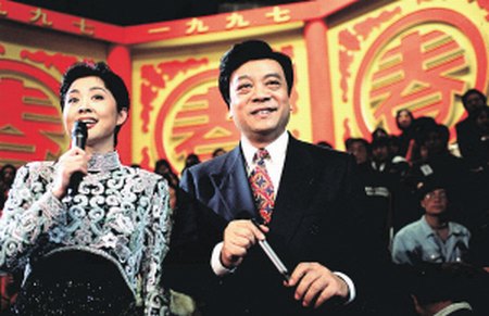 很多观众还是非常怀念倪萍和赵忠祥伙伴掌管央视春晚的。图为他们在掌管1997年的央视春晚。