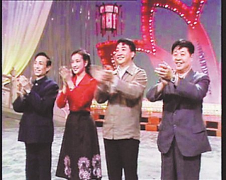 首届央视春晚掌管人(从左至右)王景愚、刘晓庆、姜昆和马季