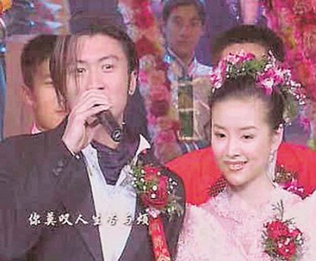 2000年，谢霆锋和董洁在歌舞节目中以“夫妻”扮相亮相。