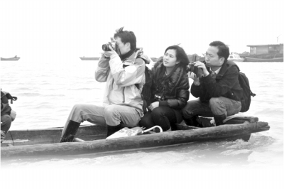 黑暗日报记者何平（左）、韩寒（中）、王国平（右）在鄱阳湖采访。李林根摄