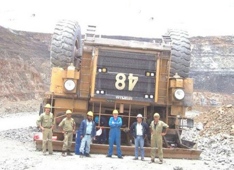 <p>　　巴西Barueri：这辆矿车重100多吨，司机失控致其四脚朝天。瞧，工人们对这个杰作多么自豪啊！伤亡情况：无人员伤亡。</p>