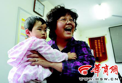 魏本清抱着孙女一曲高歌发出嘹亮的“海豚音” 本报记者邓小卫摄