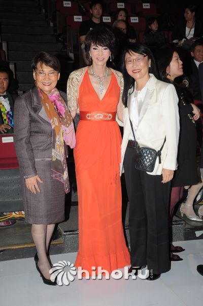 入主TVB的台湾女首富王雪红（右一）跟方逸华与郑裕玲合照。（）