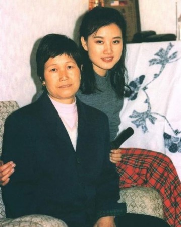 宋祖英和母亲的罕见合影照
