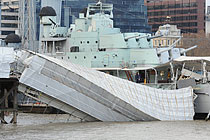 英国海军舰艇栈桥坍塌
