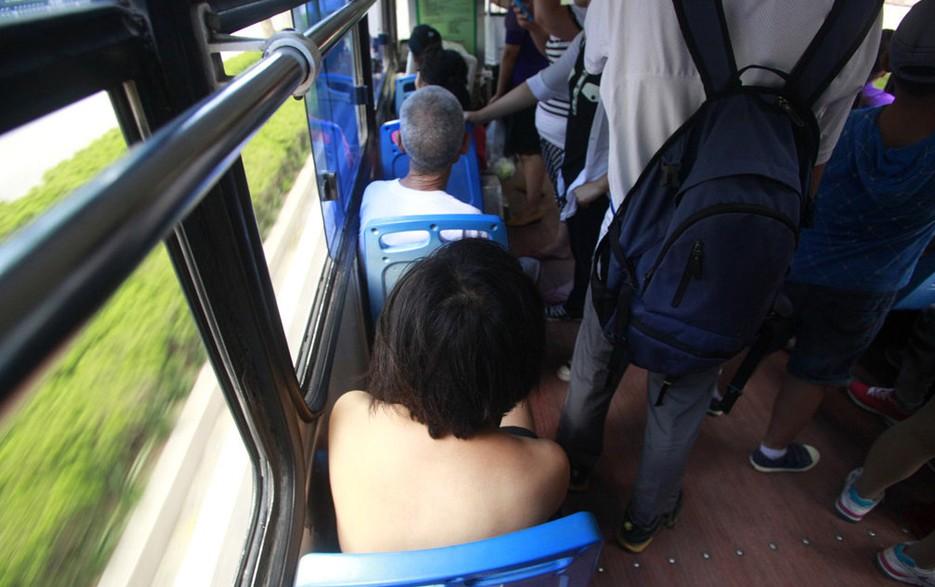 济南一女子赤裸上身坐公交 乘客避而远之