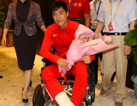 刘翔手术结束返沪 机场轮椅现身精神好