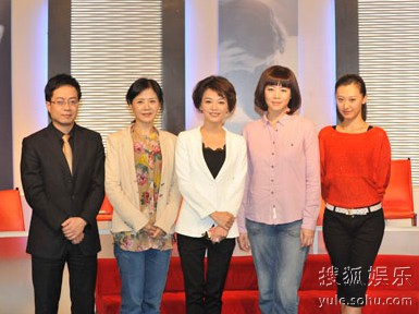 主持人章婷（居中）调解员胡剑云（左一）和 王柠（左四）以及其他演员合影
