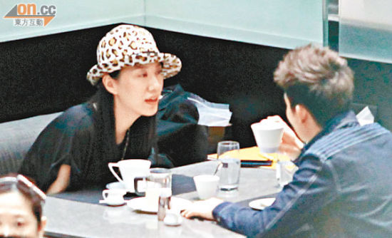 汪诗诗（左）戴豹纹帽与友人开心喝茶。