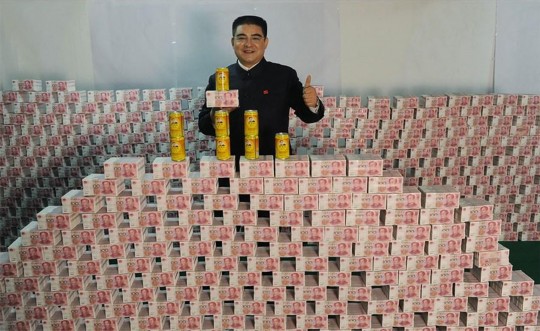 12月21日下午，陈光标微博发布一组图片和一段视频，陈光标称身边的现金超过一亿，并称将拿出2.3亿元奖励海内外青少年发明创新。