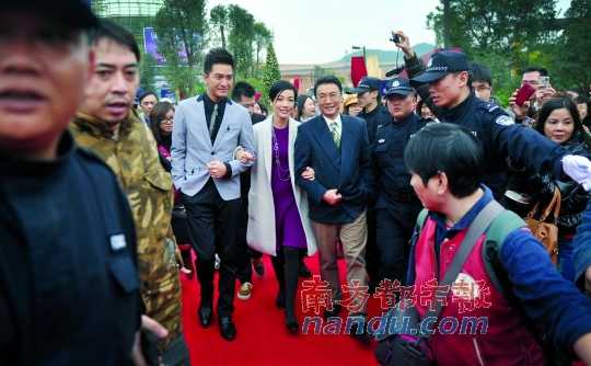 日前，香港知名电视剧演员刘松仁、江美仪、马国明到中山参加活动，中山粉丝尖叫声追随。