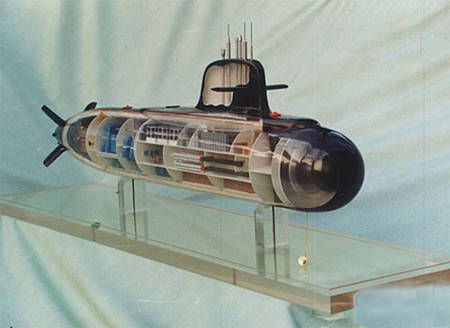 原文配图：超导磁流体推进潜艇模型。