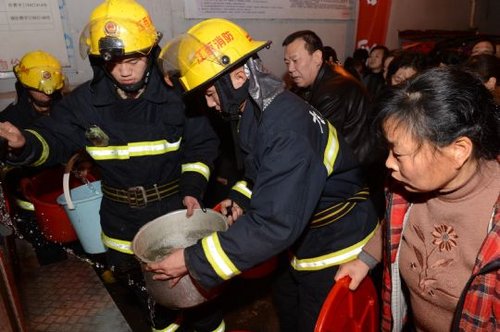 江西永修水污染致6万余人用水难 学校放假3天