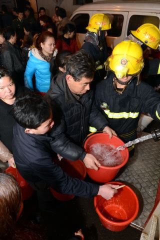 当地很多居民为了保证自己的生活用水，带着自家的水桶到离县城二十来分钟车程远的农村地区打井水。