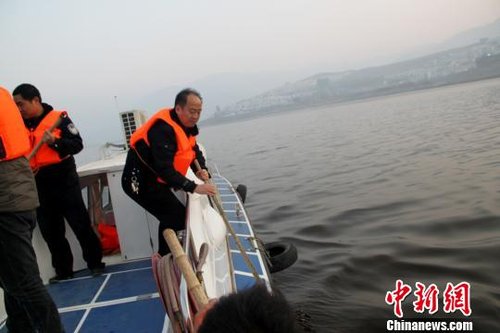“中国第一飞人”坠湖仍未现身 专业潜水员搜救