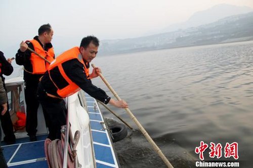 “中国第一飞人”坠湖仍未现身 专业潜水员搜救