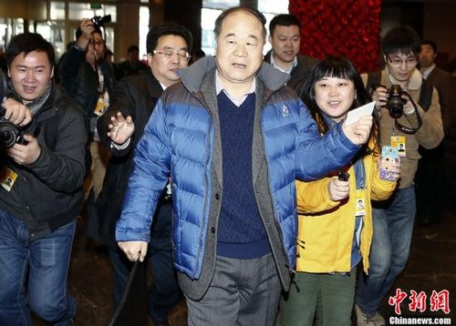 莫言低调现身政协驻地宾馆 心情愉快向记者问好