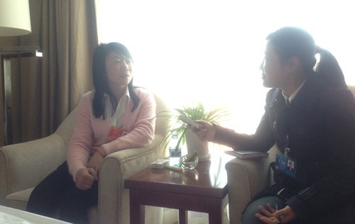 80后女代表们为农民工建言全国两会