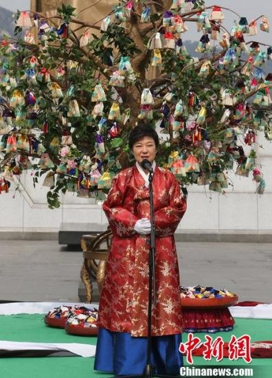 韩官方主动介绍朴槿惠掌握5国语言 韩媒称罕见