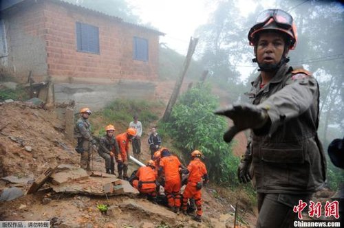 当地时间3月18日，巴西佩特罗波利斯，连日的暴雨在当地引发山体滑坡和泥石流。据当地媒体报道，已有13人在暴雨引发的灾害中丧生。