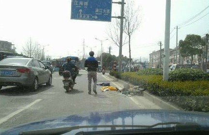 无锡一大巴连撞多辆汽车和行人 致2死3伤