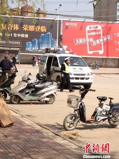 河南鲁山交警回应无牌警车上路执法：已封存