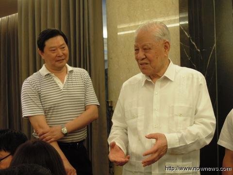 李登辉（右）与办公室主任王燕军（左）。（图／记者林修卉摄）