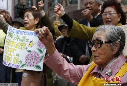 资料图：当地时间2013年4月24日，韩国首尔，日本大使馆门前韩国慰安妇抗议日本议员参拜靖国神社。