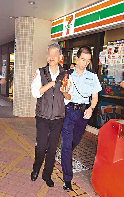 涉嫌袭警七人车司机被捕送院。