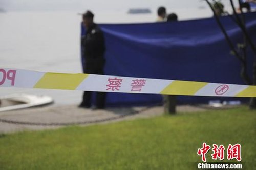 杭州西湖捞起一具无名男尸 警方：已送法医鉴定