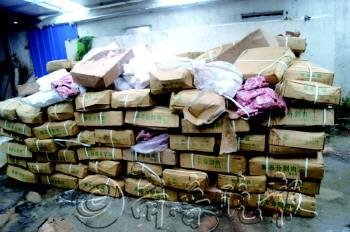 标注“低温冷藏”的肉制品堆放在地上，有的包装已经烂了，地上还有一些水迹。