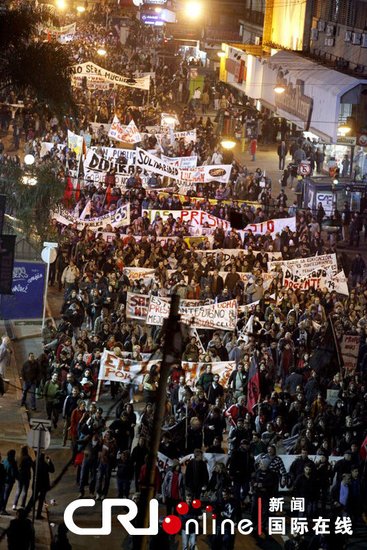 乌拉圭千名教师罢工游行 要求提高工资待遇