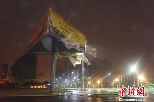 大型广告牌变成“八爪鱼”梁盛摄