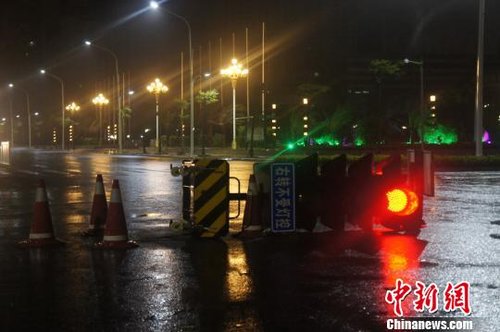 交通灯被大风刮倒梁盛摄