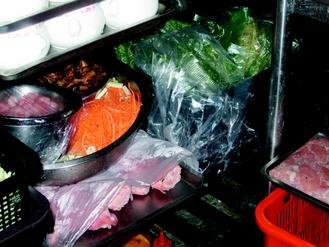 台湾高雄福华大饭店遭“消保处”查出厨房卫生不合格，食材未依生熟食区隔，未覆盖就堆栈在一起，增加交叉污染风险。台湾“消保处”供图，联合报发