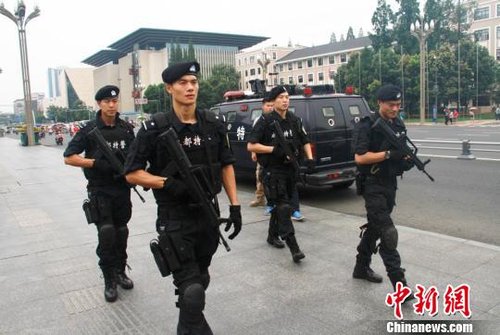 成都警方街头武装巡逻 强化社会治安防控(图)