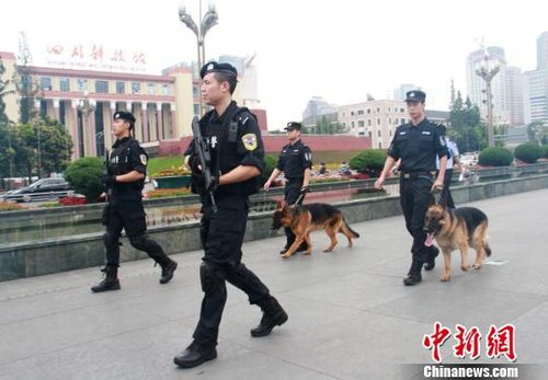 成都警方街头武装巡逻强化社会治安防控