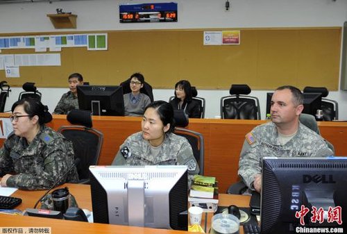 资料图：当地时间3月15日，韩美“关键决断”军演，两国士兵在位于首尔龙山地区的兵营内开展电脑模拟演习。