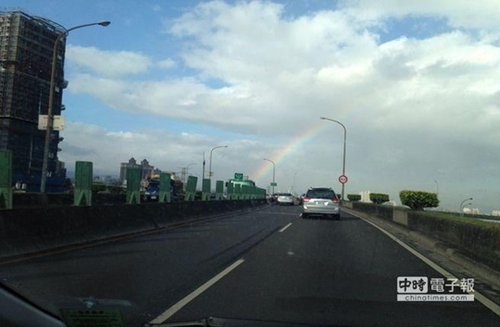 台风将影响台湾 台北天空现梦幻彩虹(图)