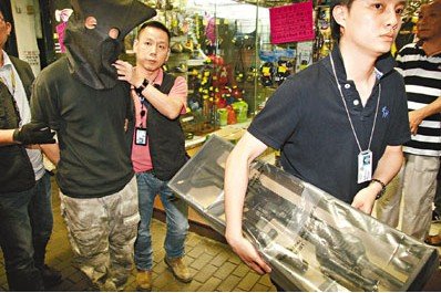 香港警方开展反黑行动拘捕34人检获武器毒品（图）