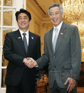 安倍晤新加坡总理确认在TPP谈判等方面加强合作