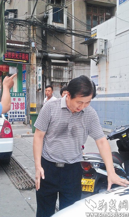 政法委副书记因4元停车费闹市殴打59岁收费员